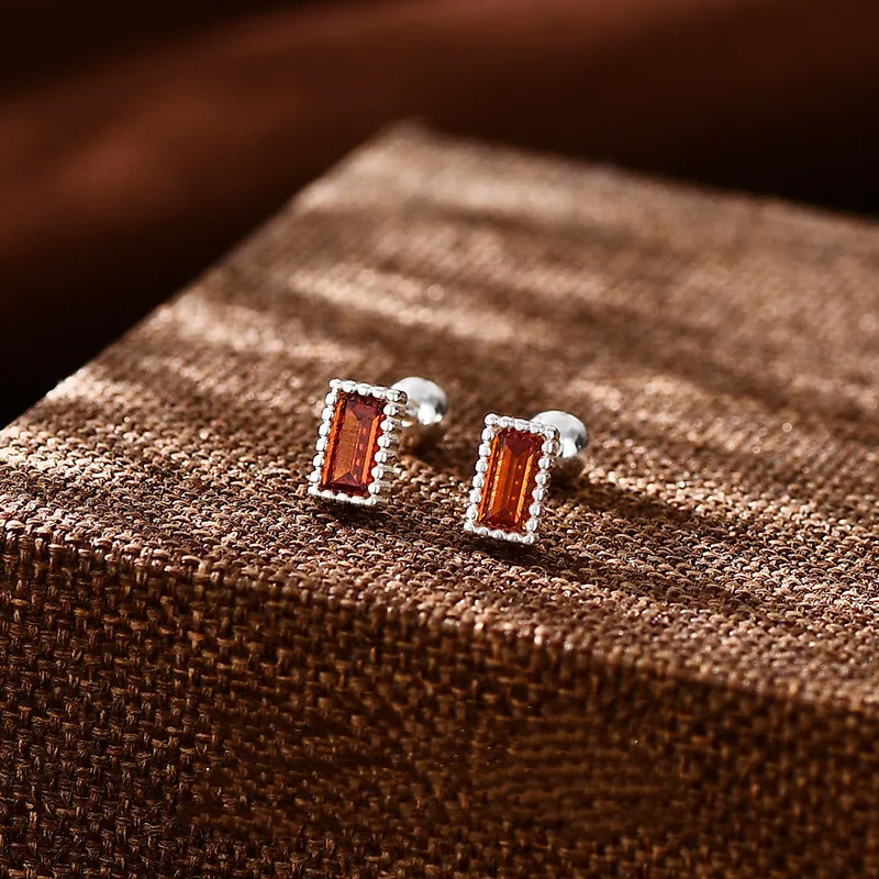 

Серьги-гвоздики женские с винтом из циркония