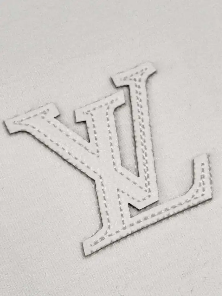 Новая летняя женская футболка удобная красивая и многофункциональная. |