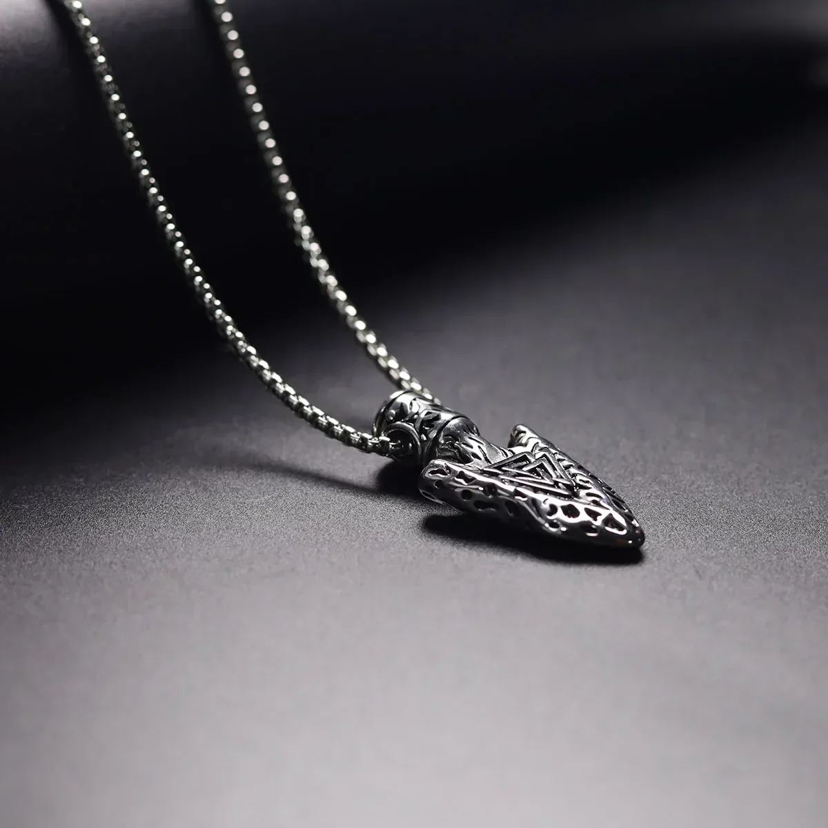 Серебряный Цвет Ретро Индивидуальность черный треугольник наконечник стрелы