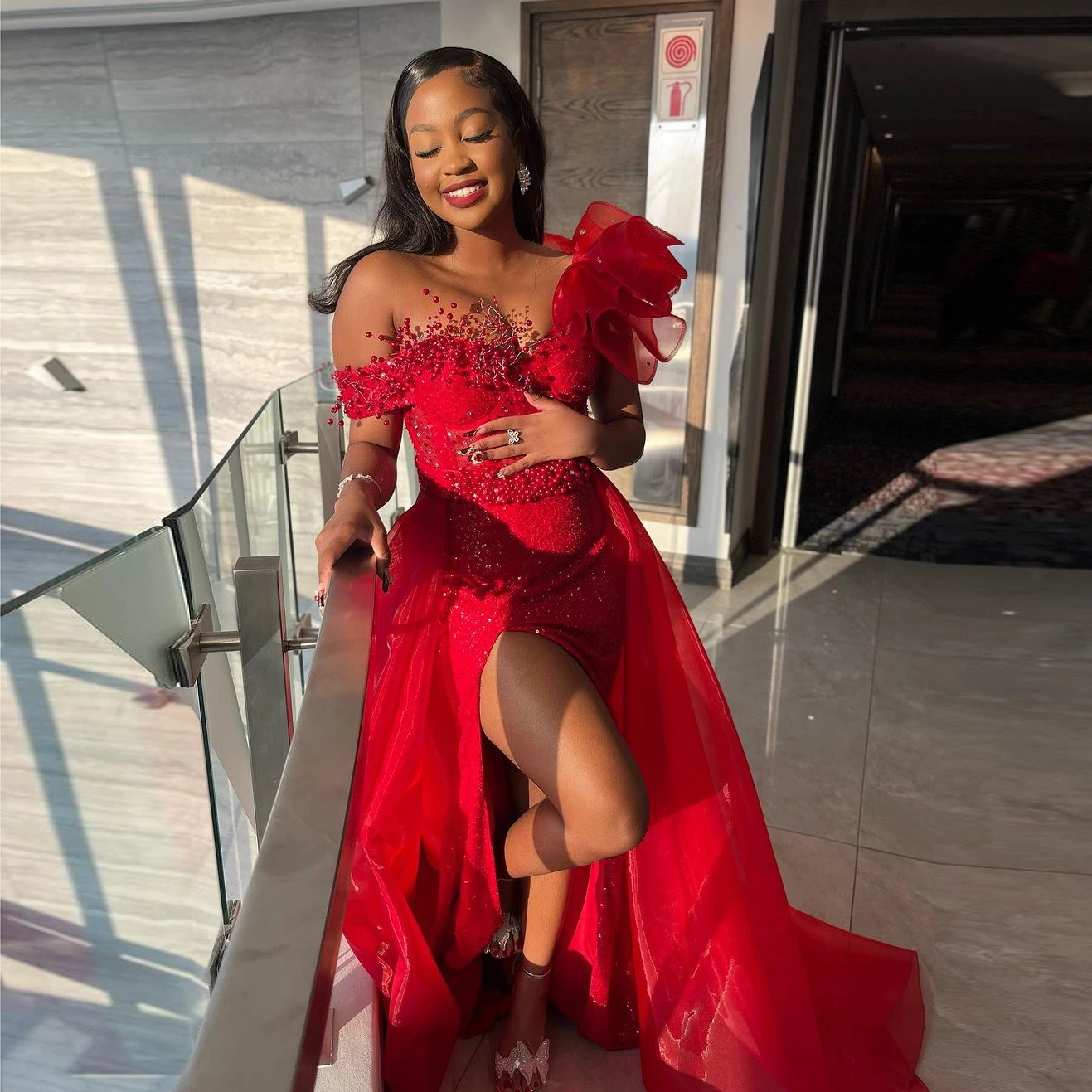 Элегантное красное платье для выпускного вечера женщин украшенное бусинами