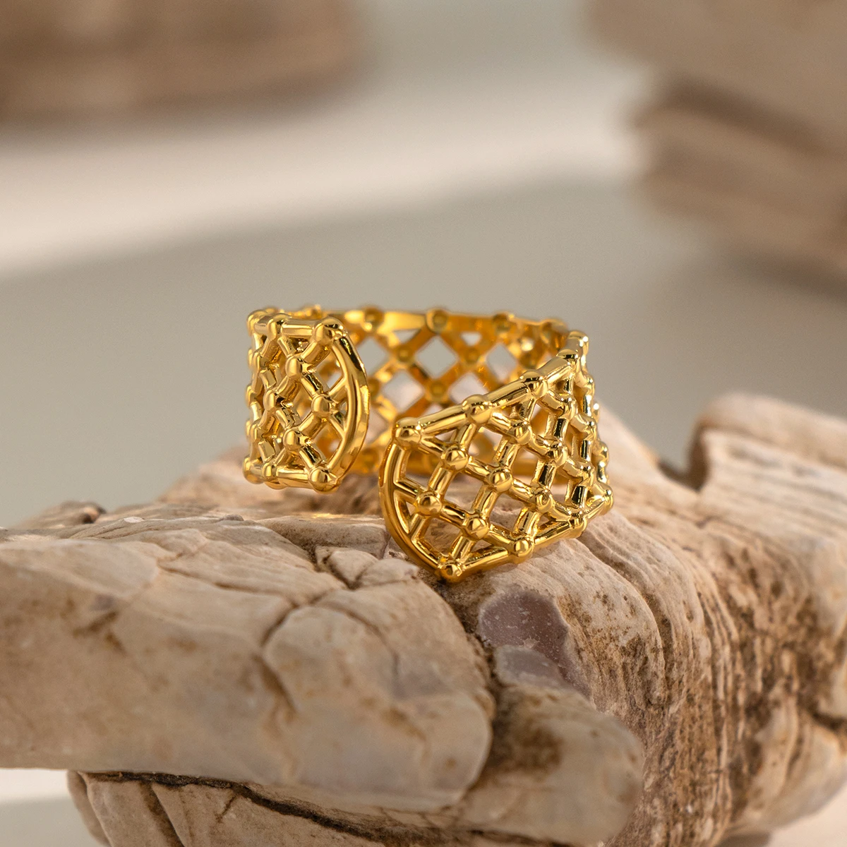 Фото Кольцо-манжета Miia Jewelry из нержавеющей стали с покрытием из 18-каратного золота, широкое, с ажурной сеткой, геометрическим узором и бусинами, для женщин. №4