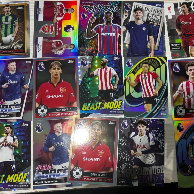 Фото Коллекционные футбольные карточки Topps EPL Premier League: Дебютное издание с Эрлингом Халландом, Уэйном Руни, Коулом Палмером №1