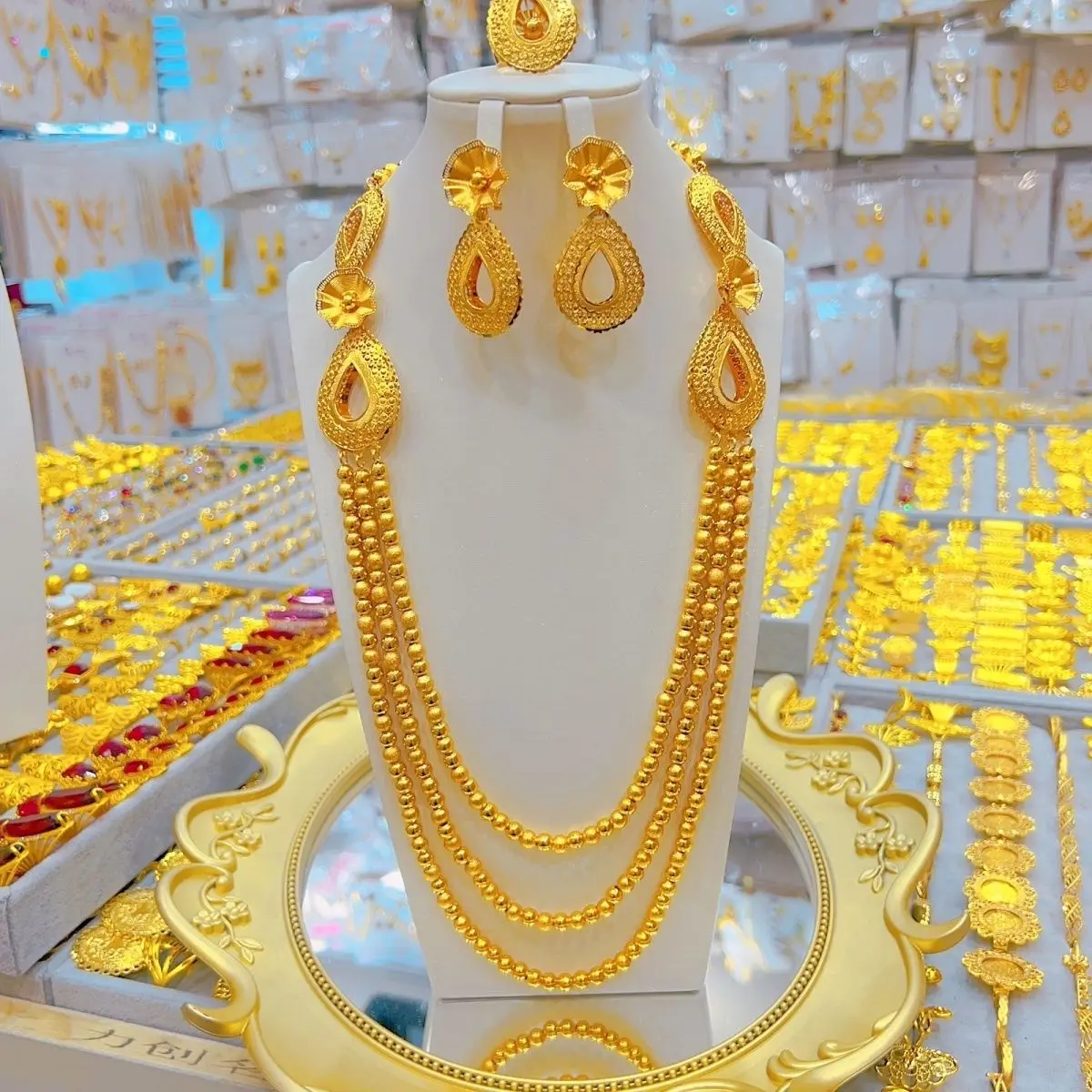 Комплект женских ювелирных изделий из колье серёг и кольца с золотым покрытием