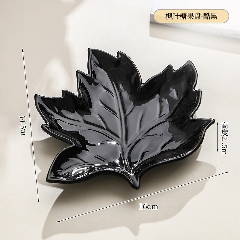 

Керамическая тарелка с кленовым листом