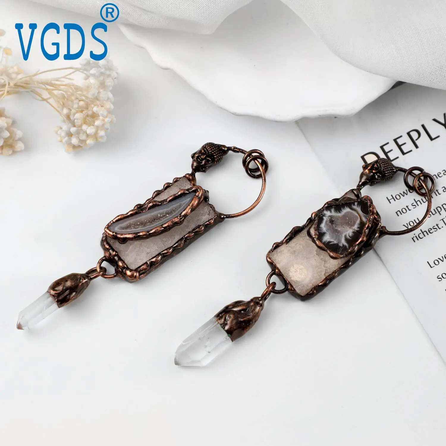 

Irregular Agate Bud Raw Ore Natural Crystal Pillar Men Pendants Vintage Bronze Buddha Healing Stone Jewelry Necklaces for Women