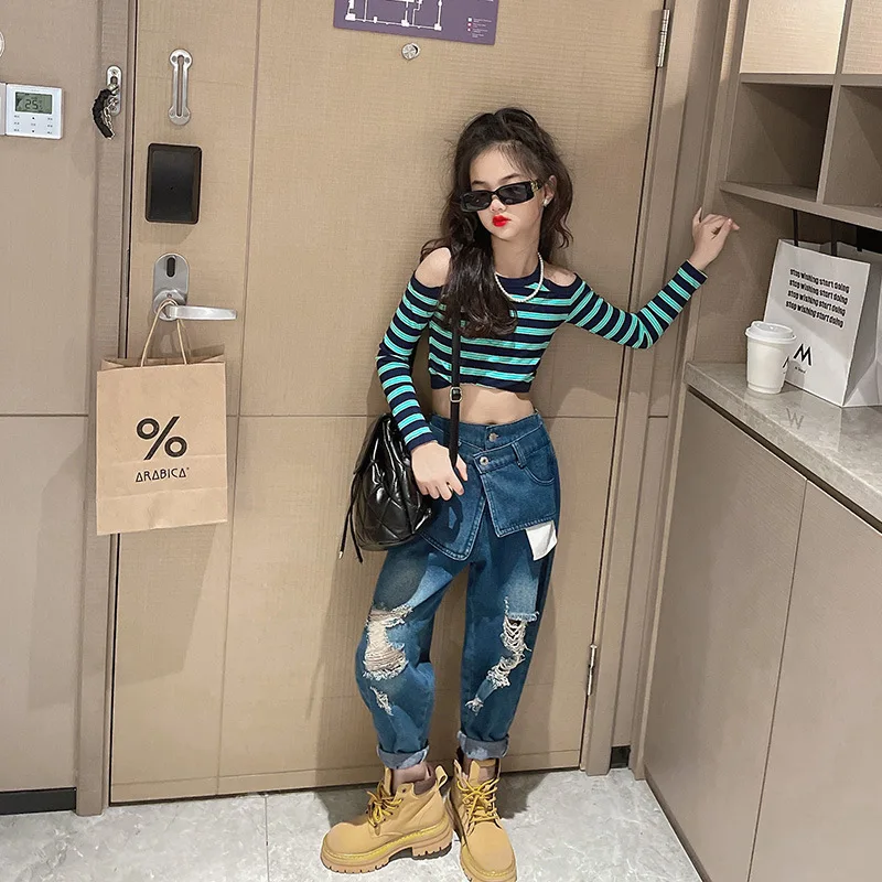 

Детский костюм из футболки и рваных джинсов, с длинным рукавом и открытыми плечами