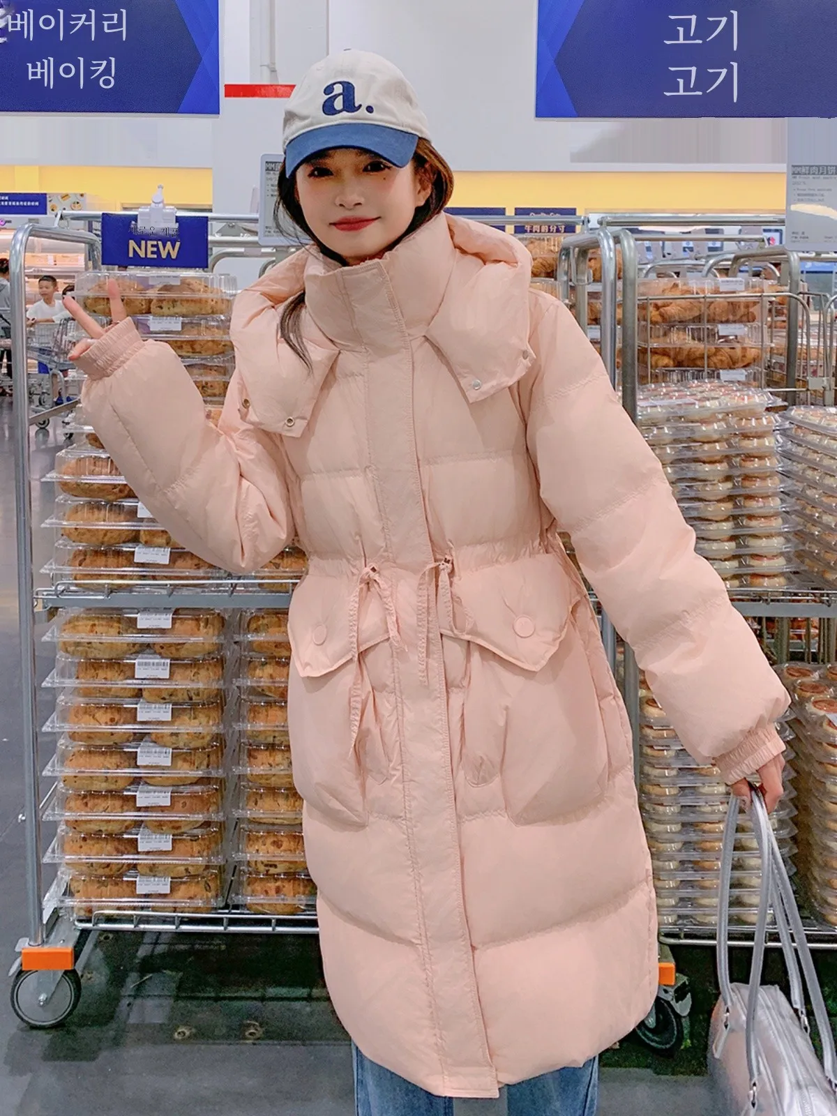 Розовый пуховик с милым капюшоном женский средней длины зима 2024 новый дизайн