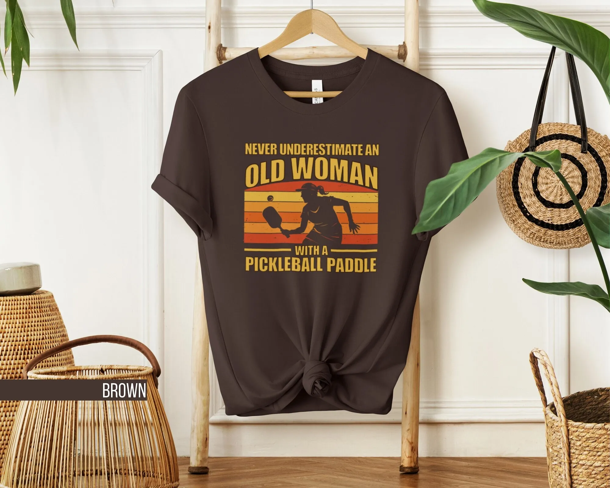Винтажная футболка Pickleball никогда не стоит недооценивать старику с веслом