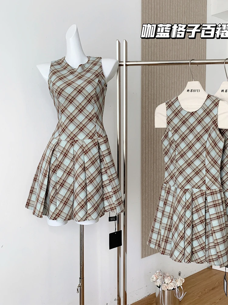 Женское клетчатое мини-платье без рукавов в стиле преппи