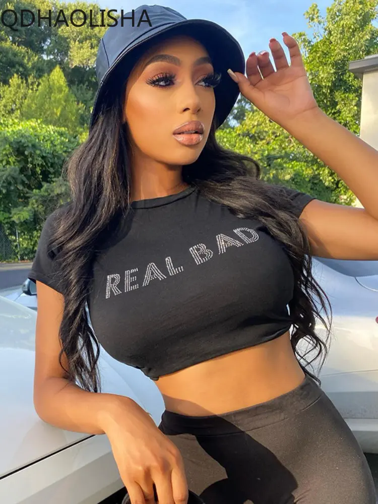 

Женская футболка с коротким рукавом, открытым пупком и круглым вырезом