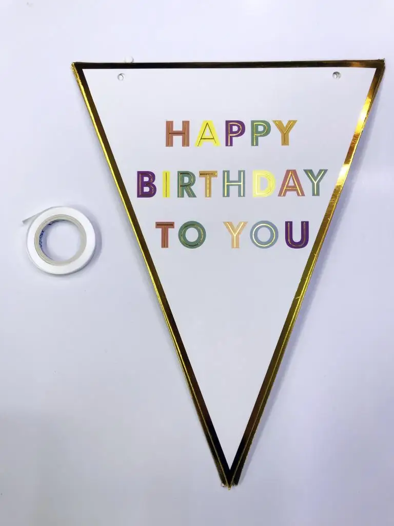 

Украшение в виде флага с надписью «Happy Birthday To You»