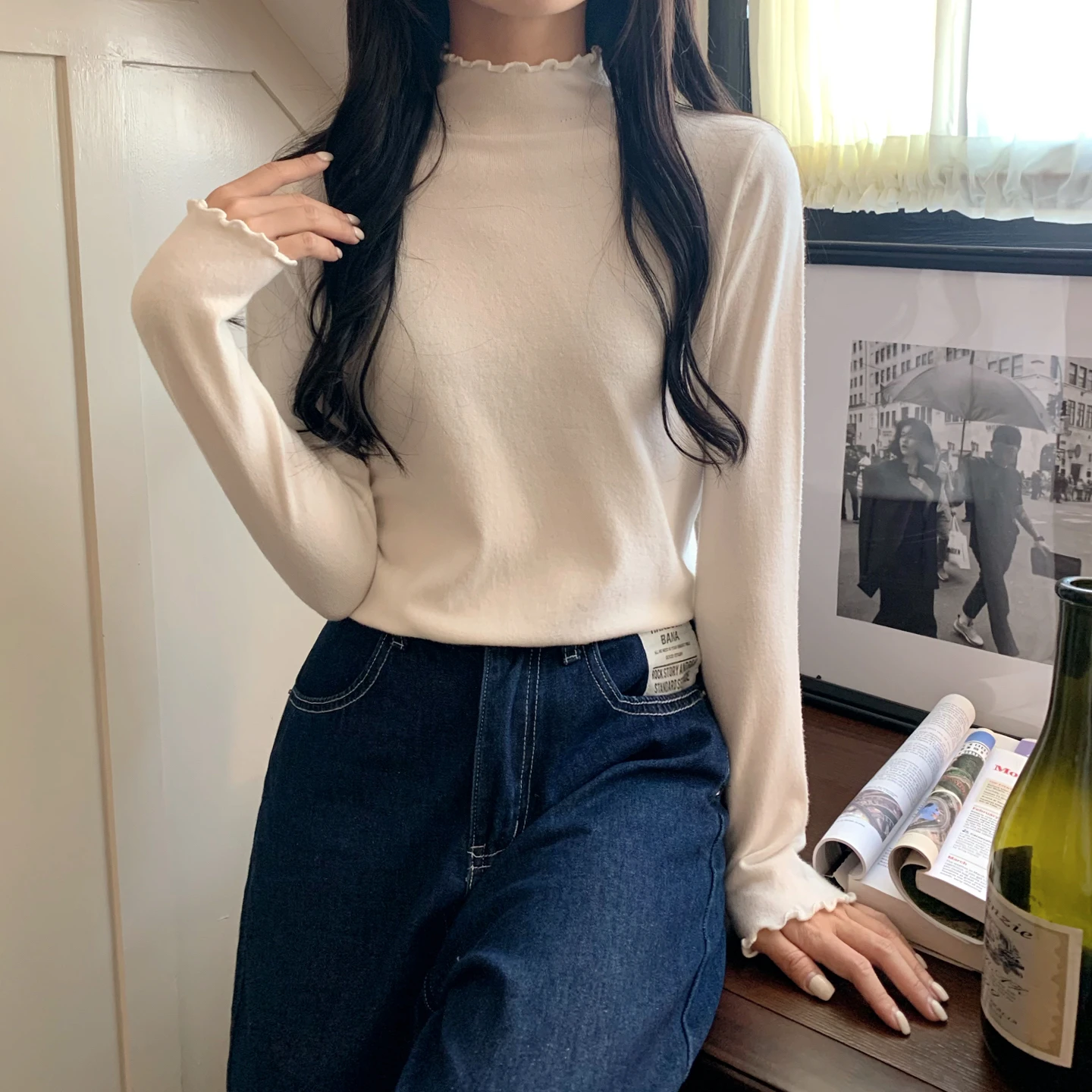 Вязаная нижняя рубашка с высоким воротником и деревянными ушками ранняя весна 2025