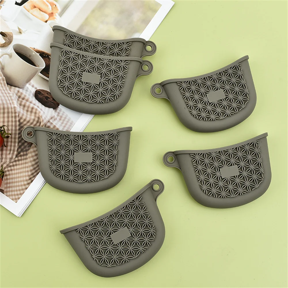 

Convex Pattern Design Mini Oven Mitts Hand Clips Convenient Cleaning High And Low Temperature Available Insulating Hand Clip