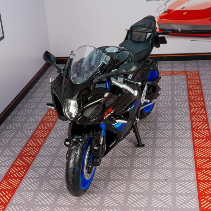 Фото Модель мотоцикла Suzuki GSX-R1000 в масштабе 1:12, выполненная с высокой детализацией, тщательно проработана и отличается высоким качеством. №5