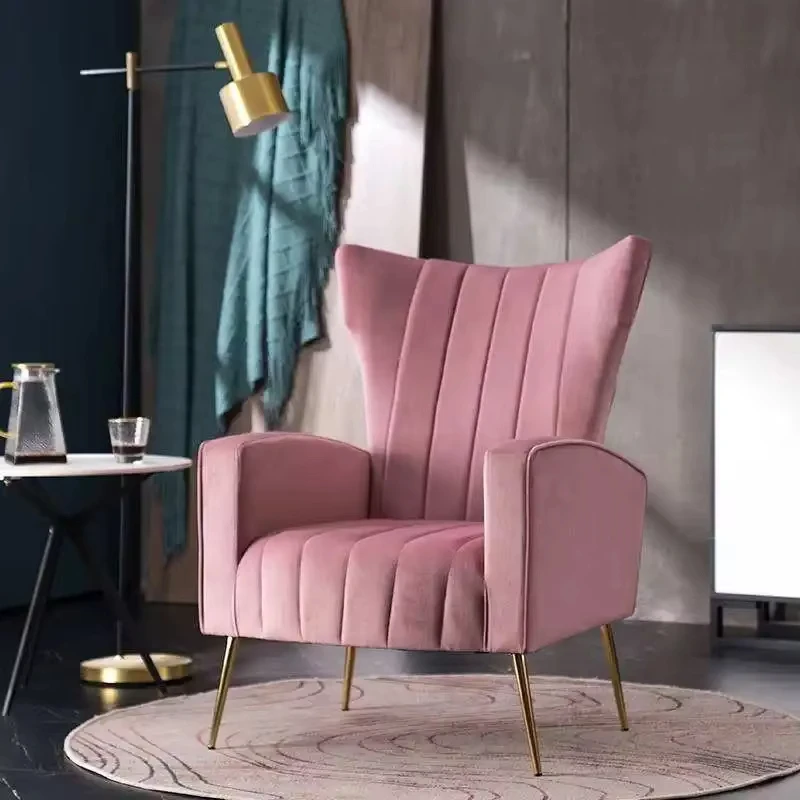 Велюровое кресло Wingback