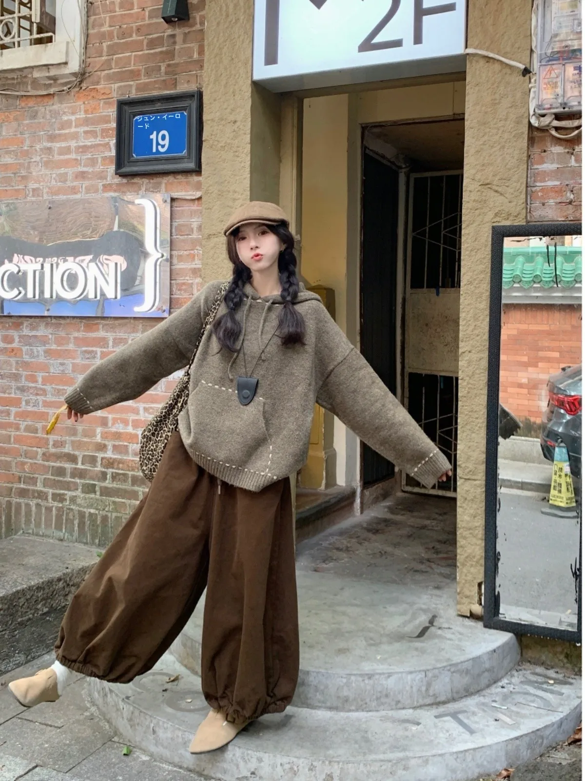 Мягкий клейкий свитер с капюшоном и открытой линией женский осенний 2024 новый