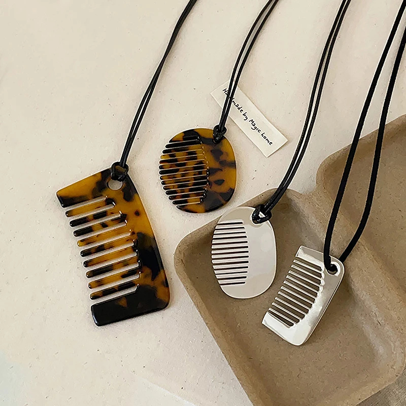 Женское ожерелье с подвеской в виде расческой
