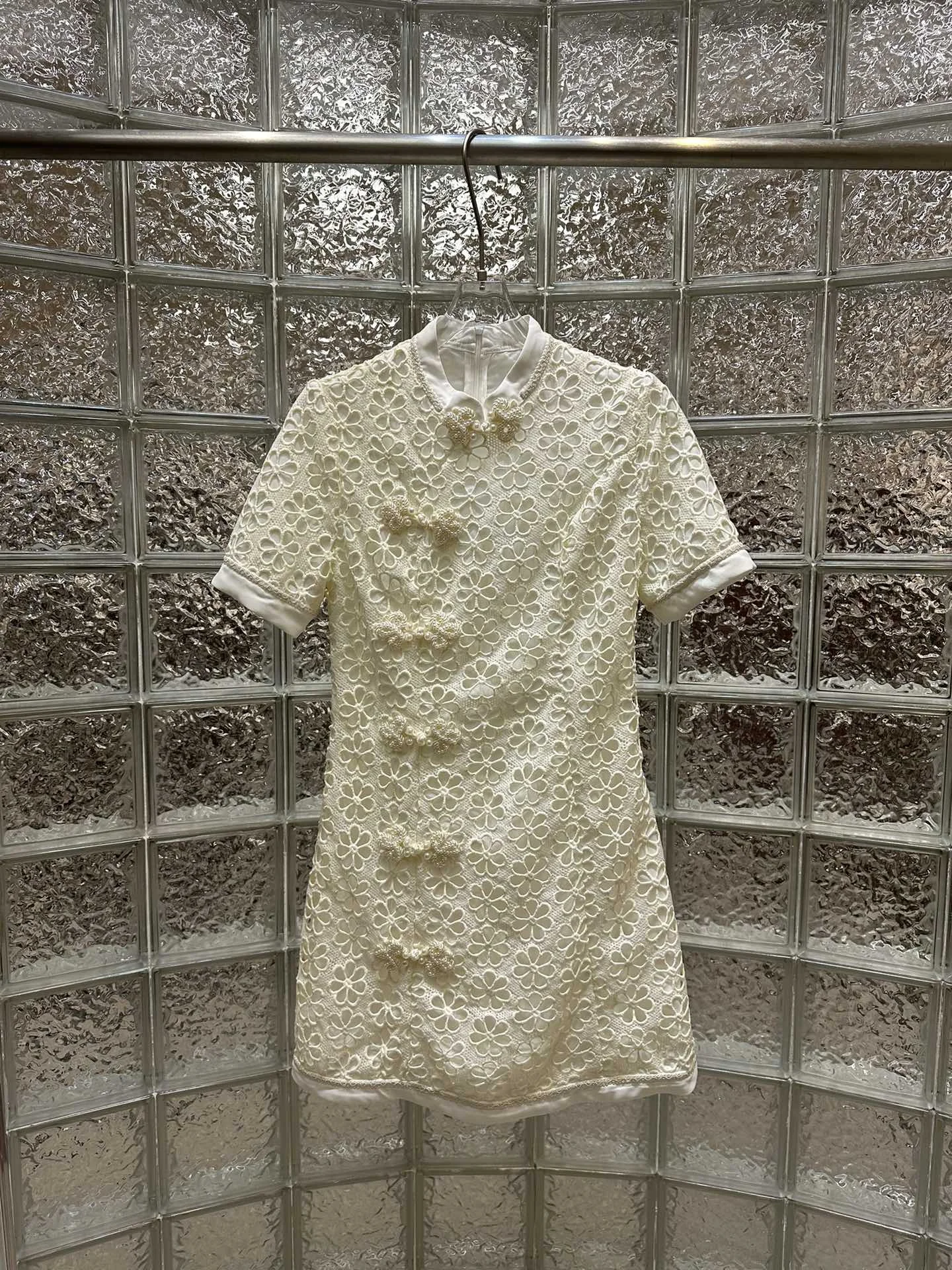 

Summer new water-soluble flower national style cheongsam dress, pearl disc buckle splicing design