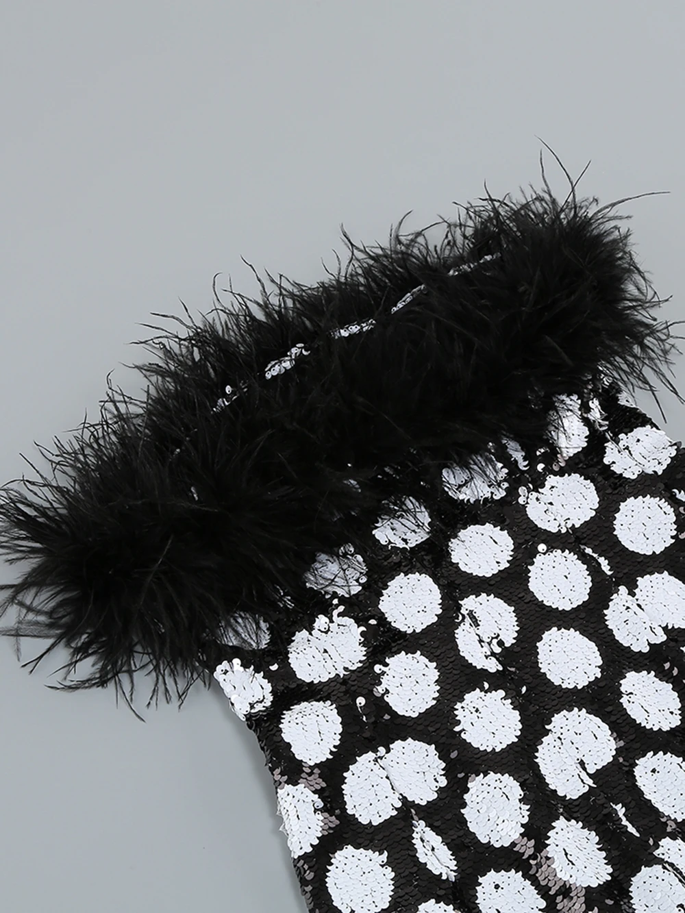 Женское пикантное мини-платье без бретелек с перьями и блестками спинки