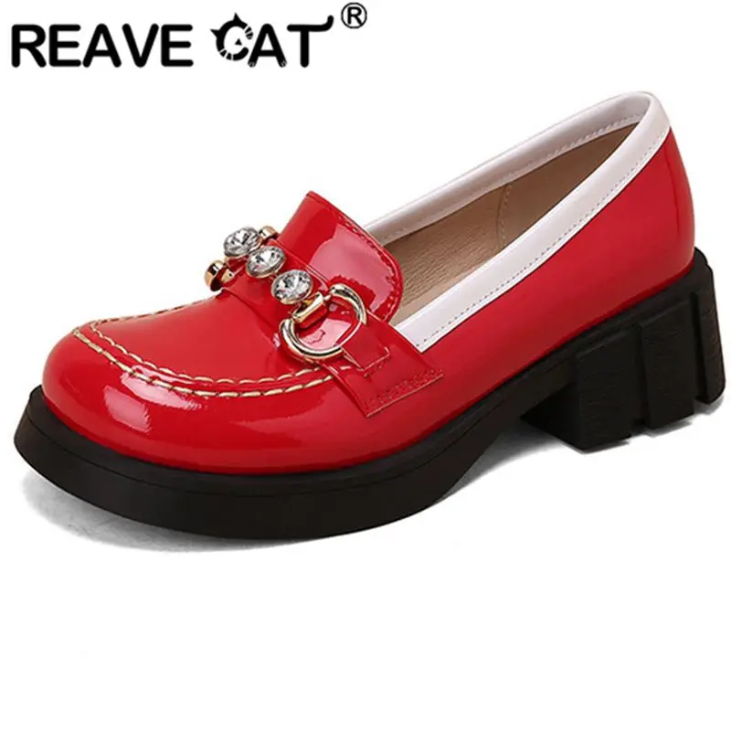 

Женские туфли-лодочки без застежки REAVE CAT, милые повседневные Лоферы больших размеров 34-43 с круглым носком и металлическим украшением, повседневные туфли зеленого и красного цвета на толстом каблуке S3705