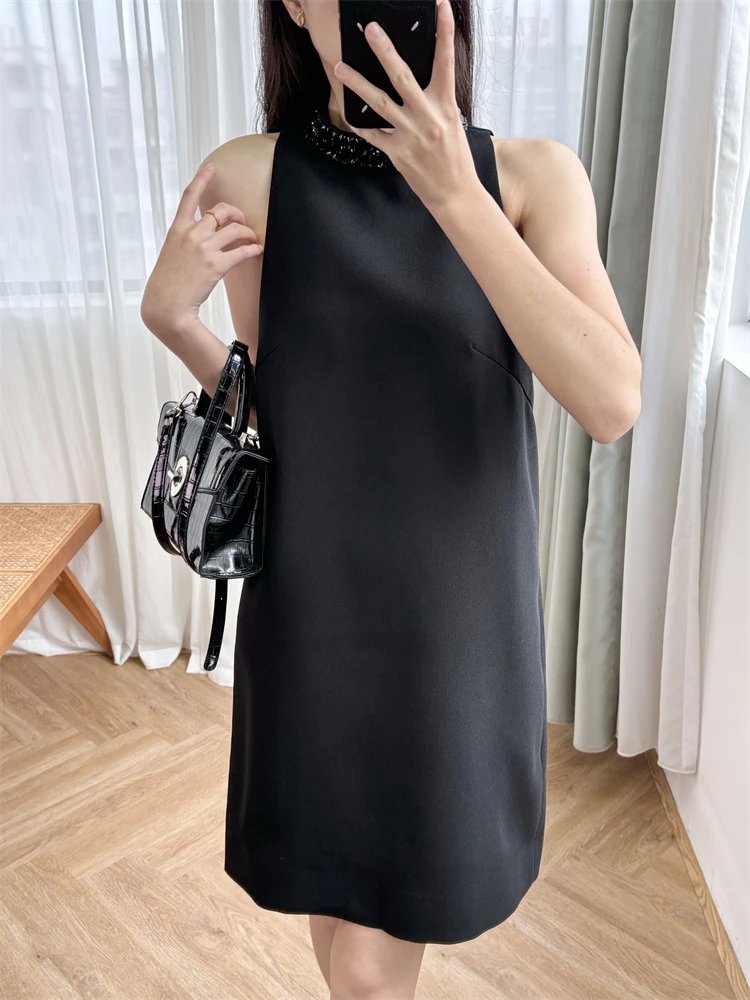 Женское черное короткое платье круглый вырез со стразами без рукавов