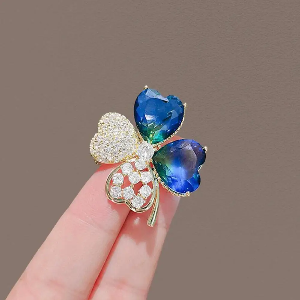 Брошь на удачу с клевером