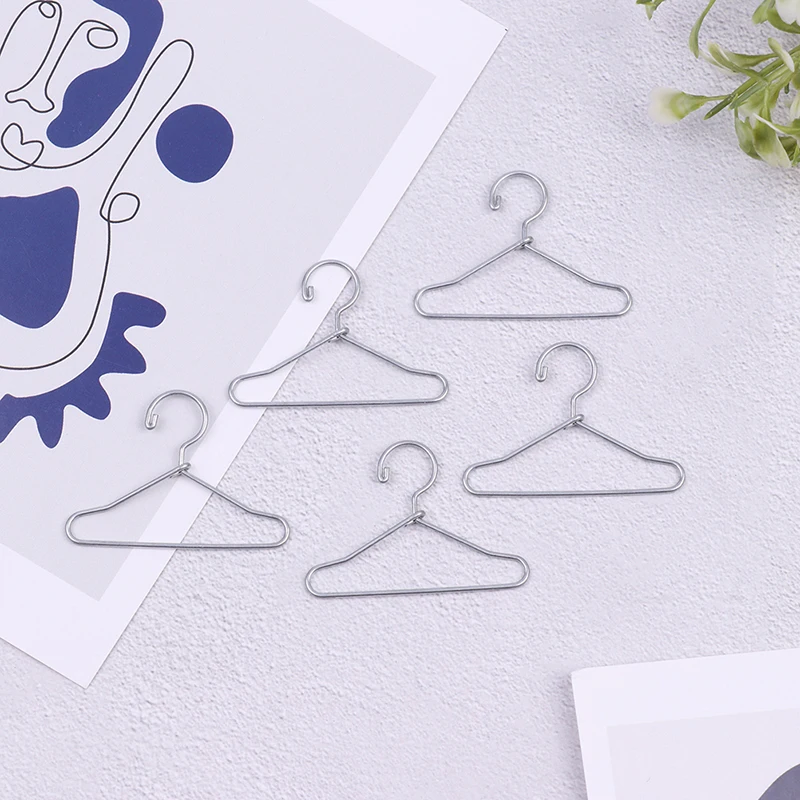 

5pcs Mini Dollhouse Vangers Doll Older Hanger для кукол платье для одежды для одежды металлические туристические аксессуары кукол кукол
