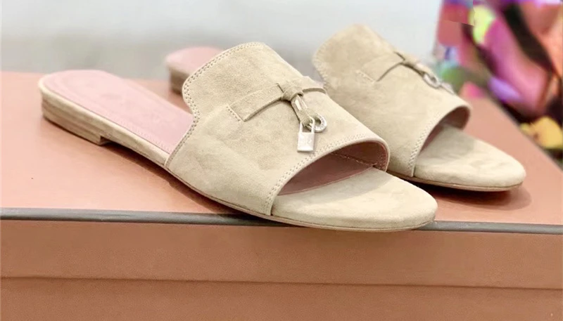 2023 Summer Flat Heel Open Toe Slippers Women Metal Lock Decor Solid Color Sandals Ladies Kid Suede Comfort Vacation Sandalias