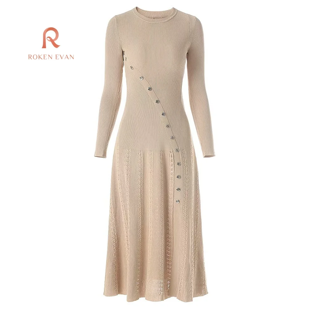 ROKEN EVAN 2024 трикотажное длинное платье с металлической пряжкой и разрезом спереди