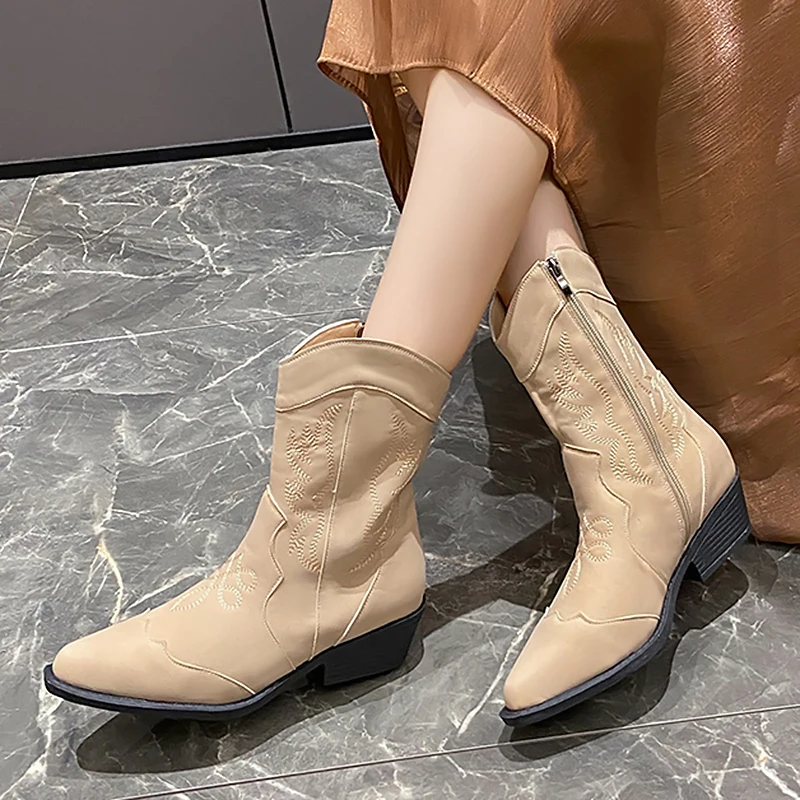

Ботильоны Cowgirls в стиле ретро для женщин, осень 2023, ботинки с боковой молнией и острым носком в западном стиле, женские ботинки из искусственной кожи с вышивкой для женщин