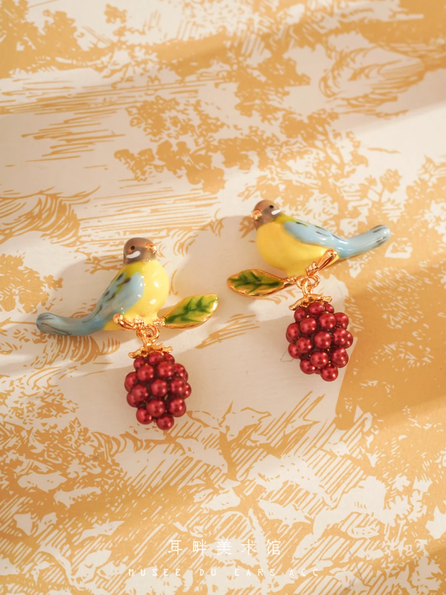 A Raspberry Sparrow Enamel Earrings 2023 New Popular Women Design Unique Light Luxury Retro Ear Studs