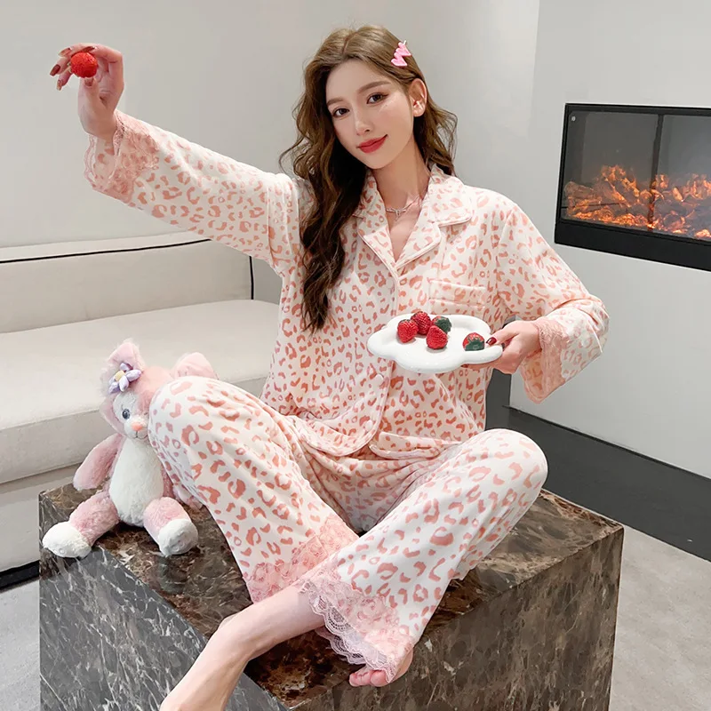 Autumn and Winter 2023 Ladies New Island Velvet Pajamas Sweet Leopard Print Long Sleeve Loose plus Size Homewear Suit