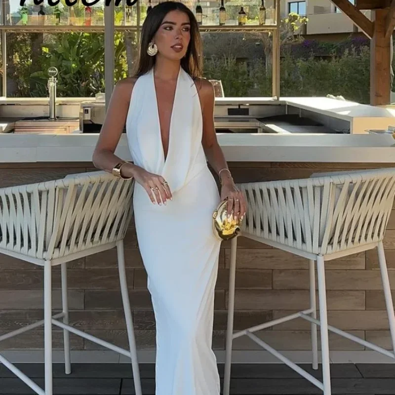 Женское длинное платье без рукавов с открытой спиной и лямкой на шее