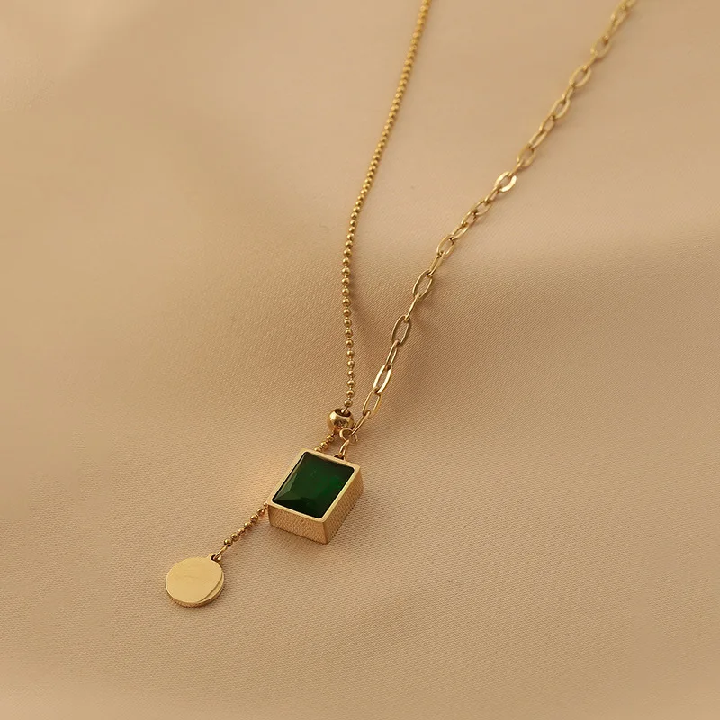 

Cold Wind Emerald Zircon Necklace for Women's 925 Sterling Silver Ins Fashion Design Feeling Elegant Clavicle Chain