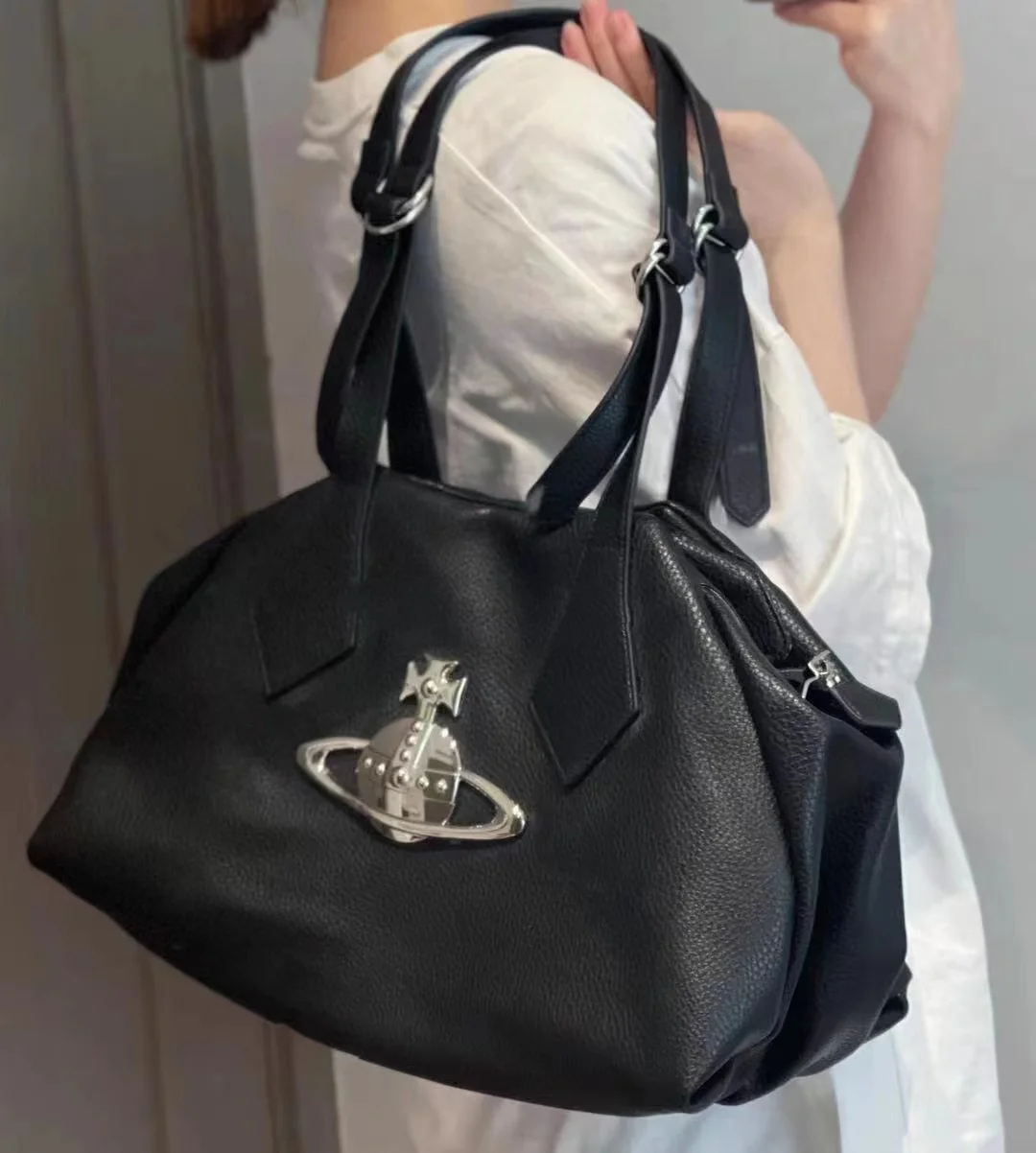 

Medieval style, tote wandering bag, large-capacity single-shoulder handbag, black and silver niche