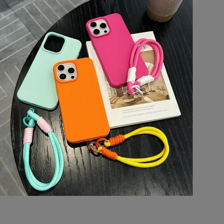 Etui na telefon ze smyczą i łańcuszkiem skóry PU do iPhoneɺ 15 13 12 11 14 pro max X XR XS Max z paskiem Wstrząsoodporny uchwyt Tylna