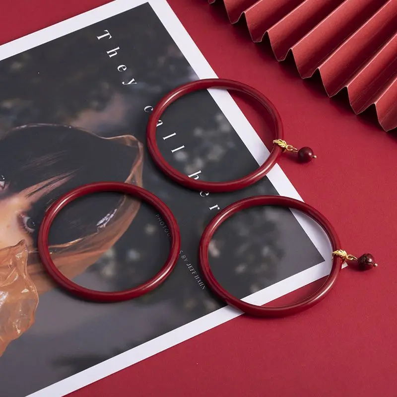 Женский браслет-подвеска в виде вещей