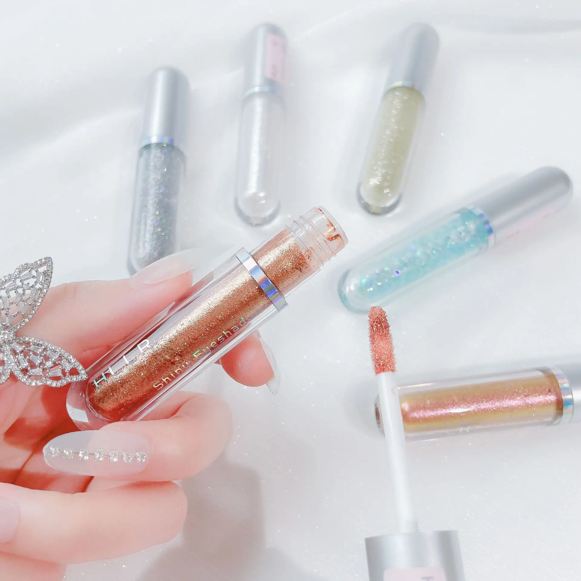 Жидкая тени для век Super Glitter с эффектом поляризации, яркой блесткой, шелковистым пером и монохромным хайлайтером.