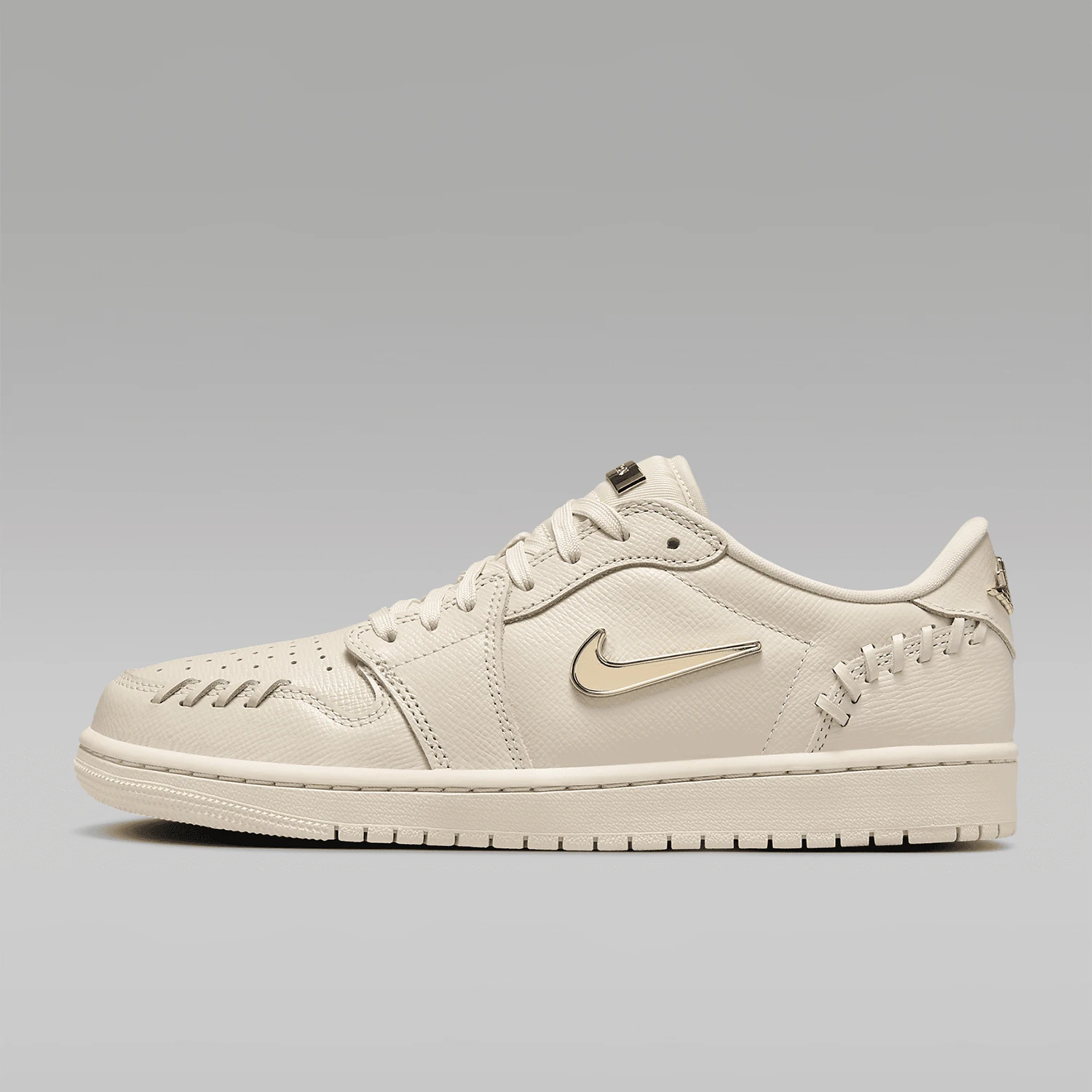 Фото Женские кроссовки Nike Authentic Air Jordan 1 MM Low Small Gold Hook FN5032-200 №2