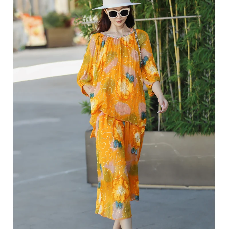 Женский костюм-двойка с принтом и вышивкой из пайеток