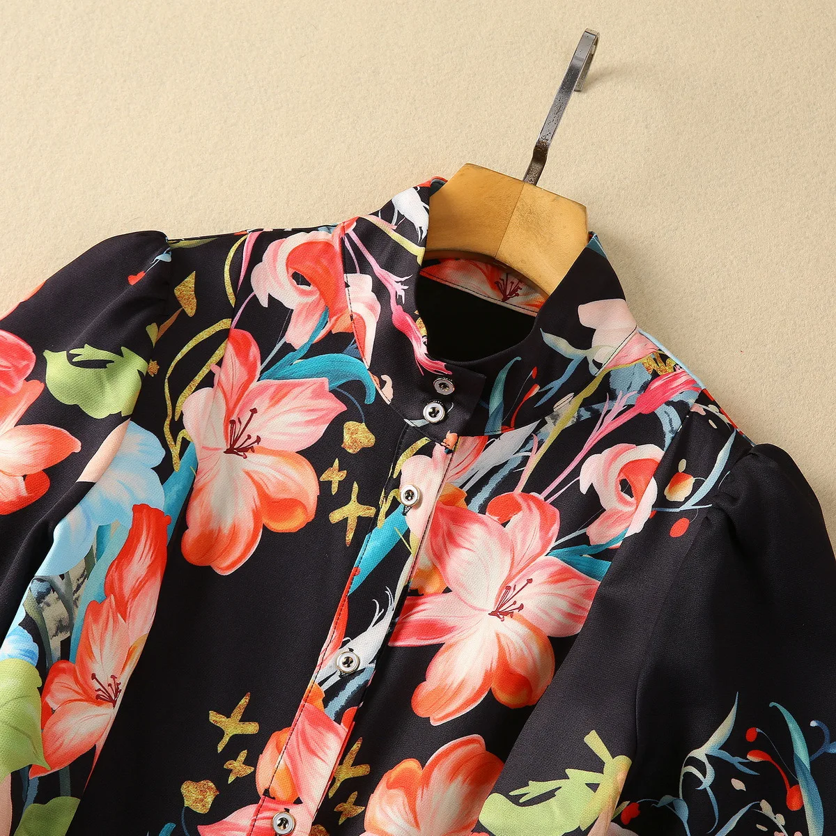 Женское модельное винтажное платье дизайнерское однобортное с