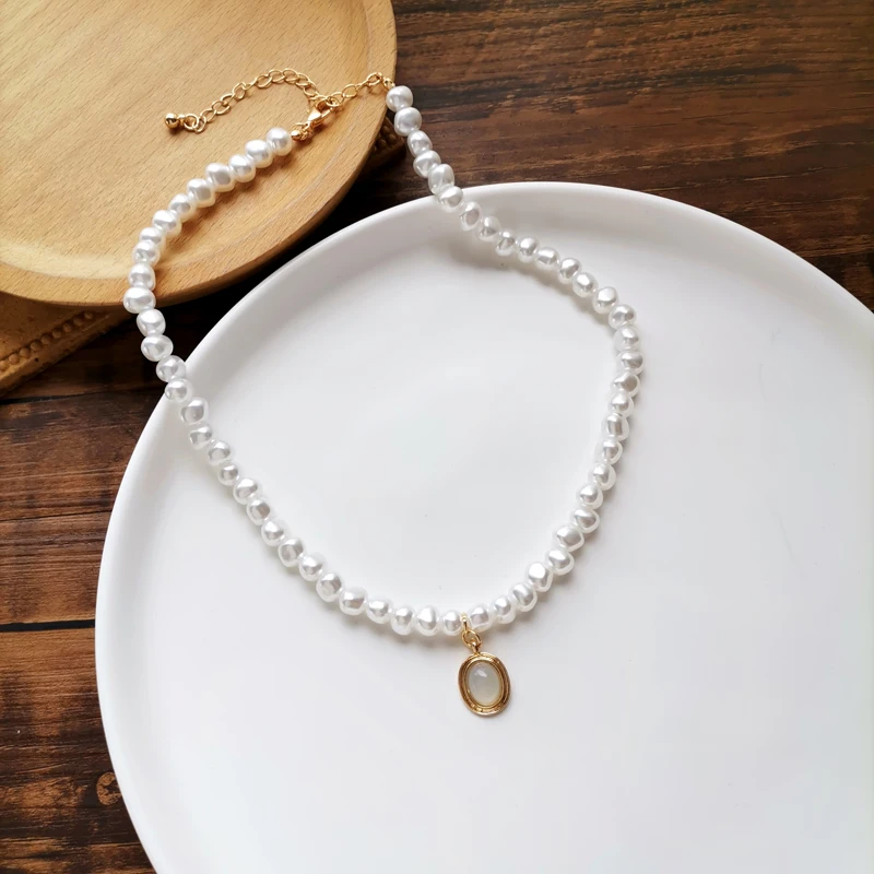 

French Fashion Sweet Irregular Girls Strand Pearl Necklace Oval Jade Pendant Neck Chain Collarbone Chain for Women Jewelry 1850