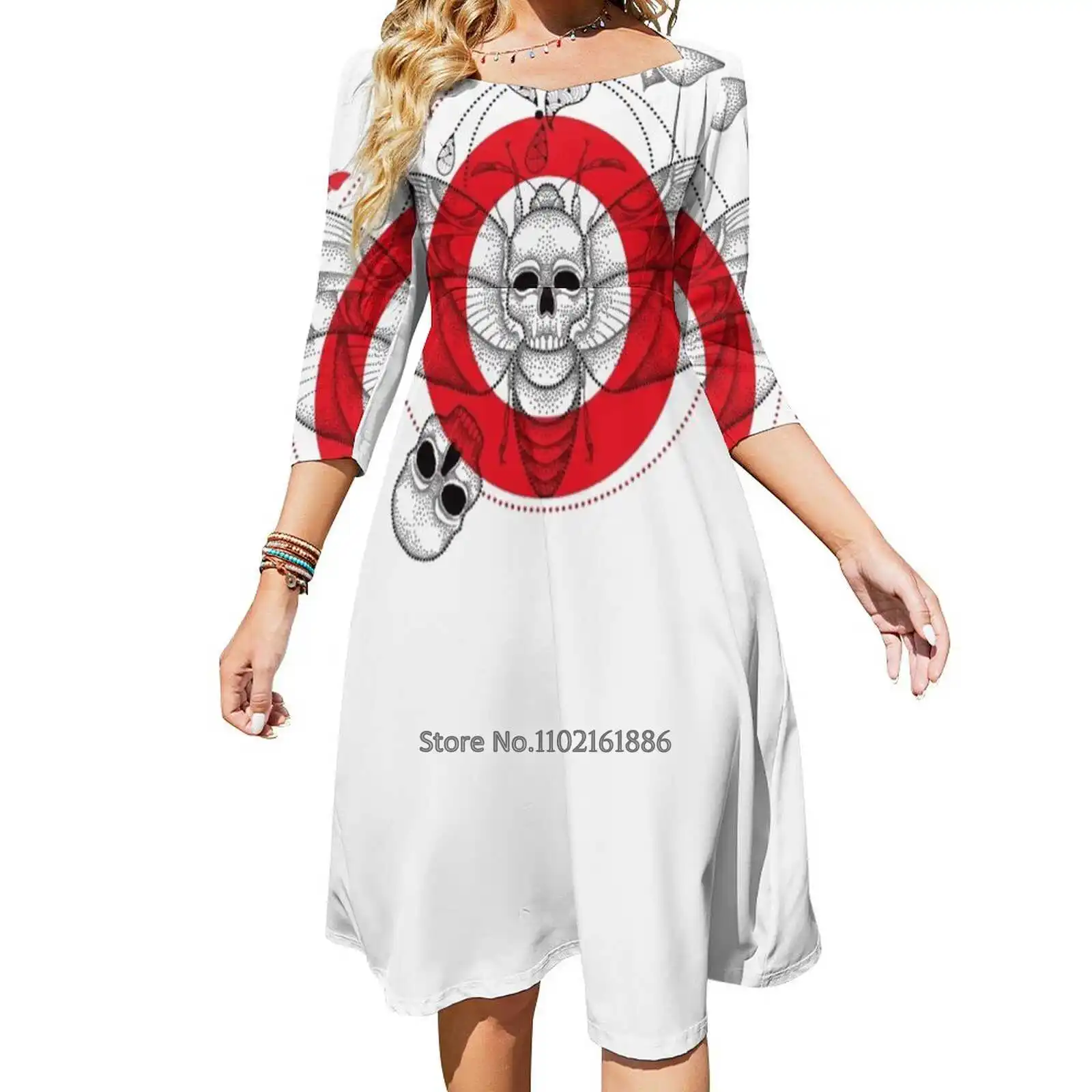 

Моль головы смерти в Dotwork. Платье с открытой спиной и квадратным вырезом, на шнуровке