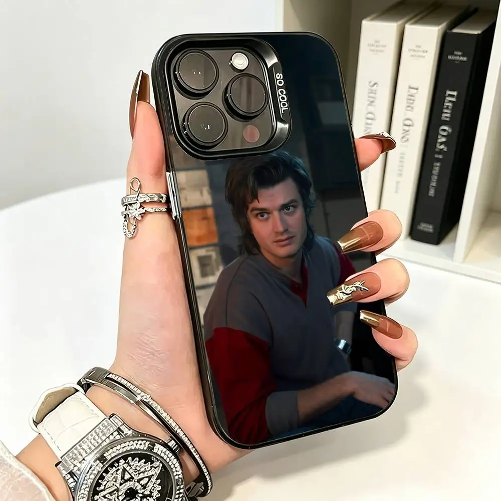 Фото Чехол-бампер Actor S-Steve Harrington из цветного силикона серебристого цвета для iPhone 17, 16, 15, 14, 13, 12, 11 Pro Max, XS, 17 Air №5