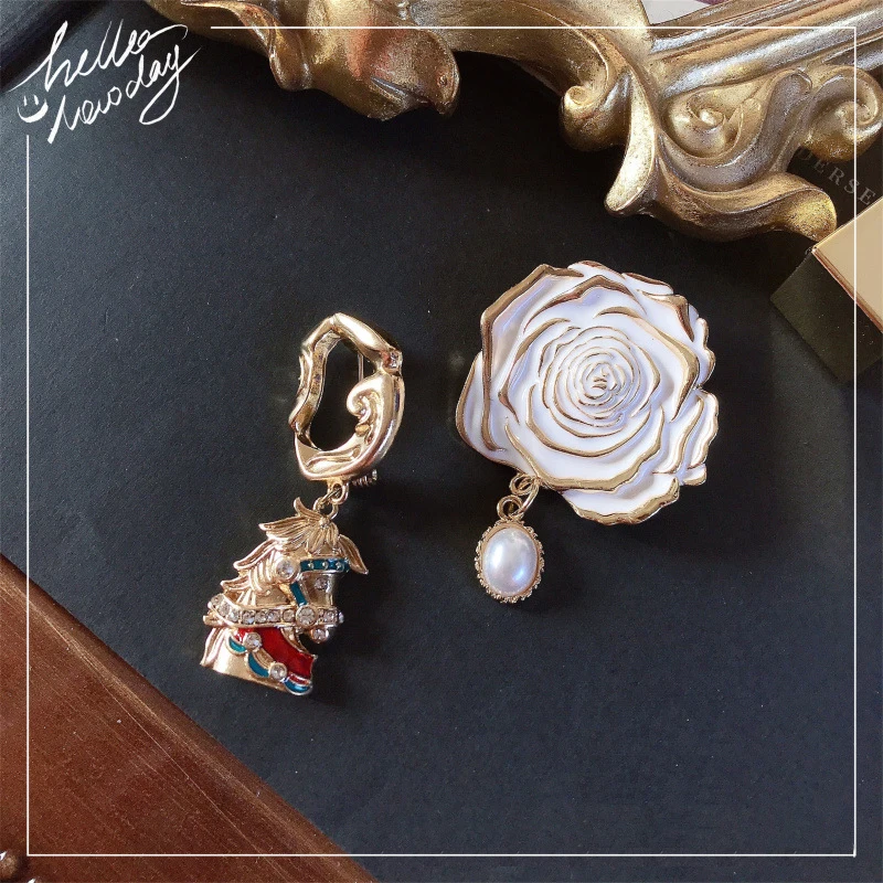 

Retro Medieval White Rose Pearl Brooch Pin Baroque Horse Badge Heavy Industry Elegant Corsage Female Tassel Jewelry