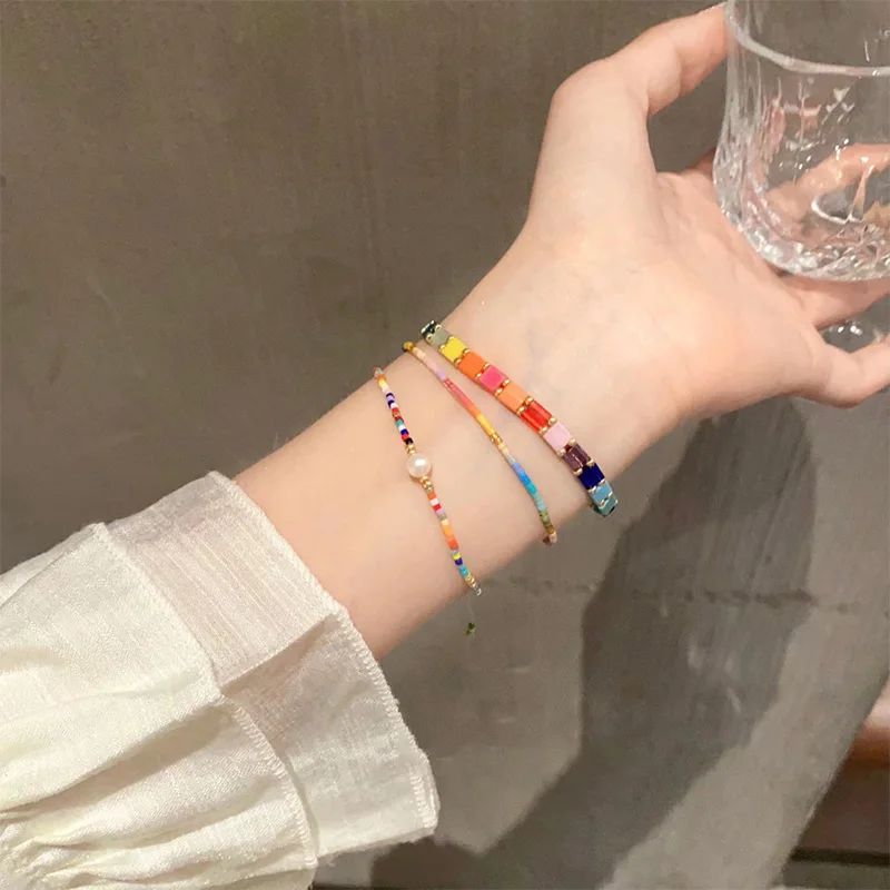 Женский браслет с бусинами и жемчугом летняя бижутерия