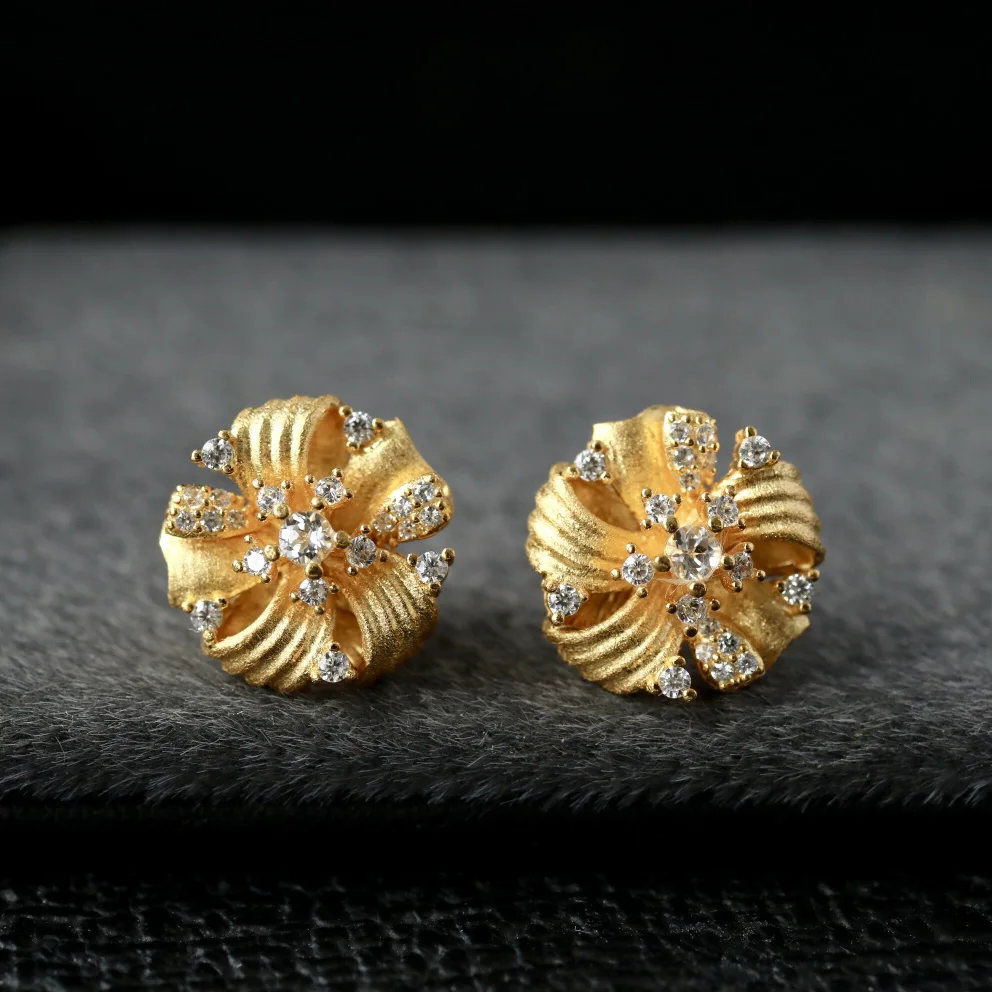 Серьги-гвоздики Ables Chic с шелковистым цветком однотонные серьги-гвоздики из