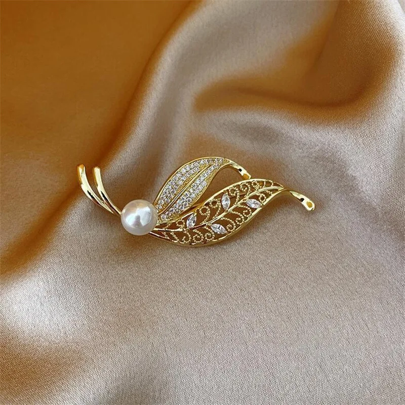 

Delicate Tree Leaf Feather Shape Brooch Rhinestone Hollow Plant Brooches Temperament Female Scarf Collar Lapel Buckle Pin Jewelr