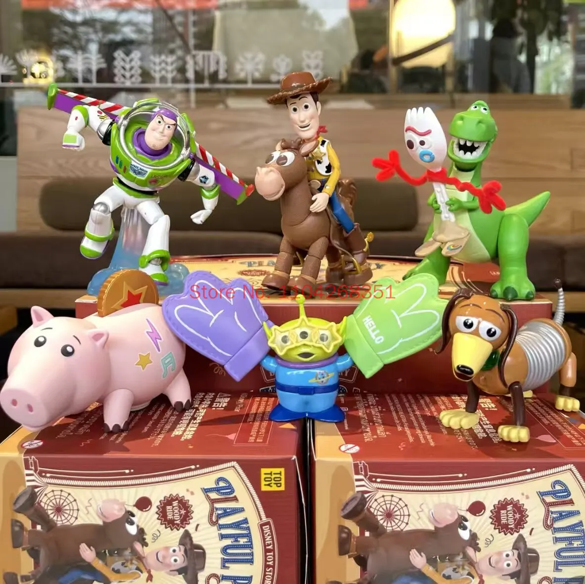 Фото Коллекционная фигурка Toptoy Disney Toy Story: Базз Лайтер к 30-летию, серия Playful Party, модель персонажа, подарок №1