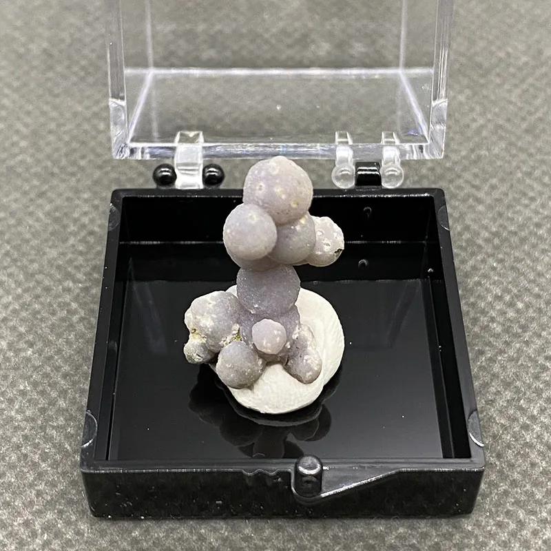 

100% натуральный индонезийский фиолетовый минеральный образец виноградного агата + размер коробки: 35*35*35 мм